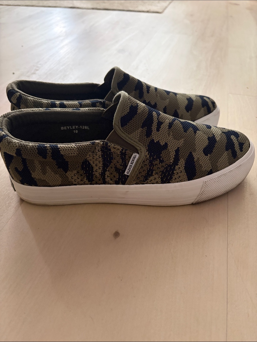 alexis bendel camo slip ons womens sz 10